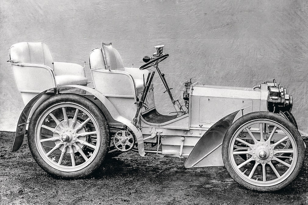 Viersitziges, weiß lackiertes, offenes Automobil von 1901
