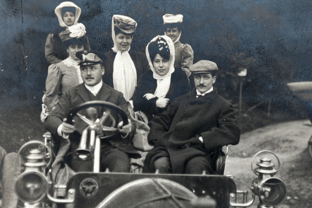 historisches Foto, fünf Frauen und zwei Männer in einem offenen Automobil