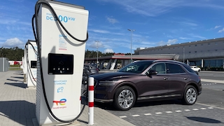 Schnellladen in Evendorf (Niedersachsen) an der A7 am Ladepark von Total Energies