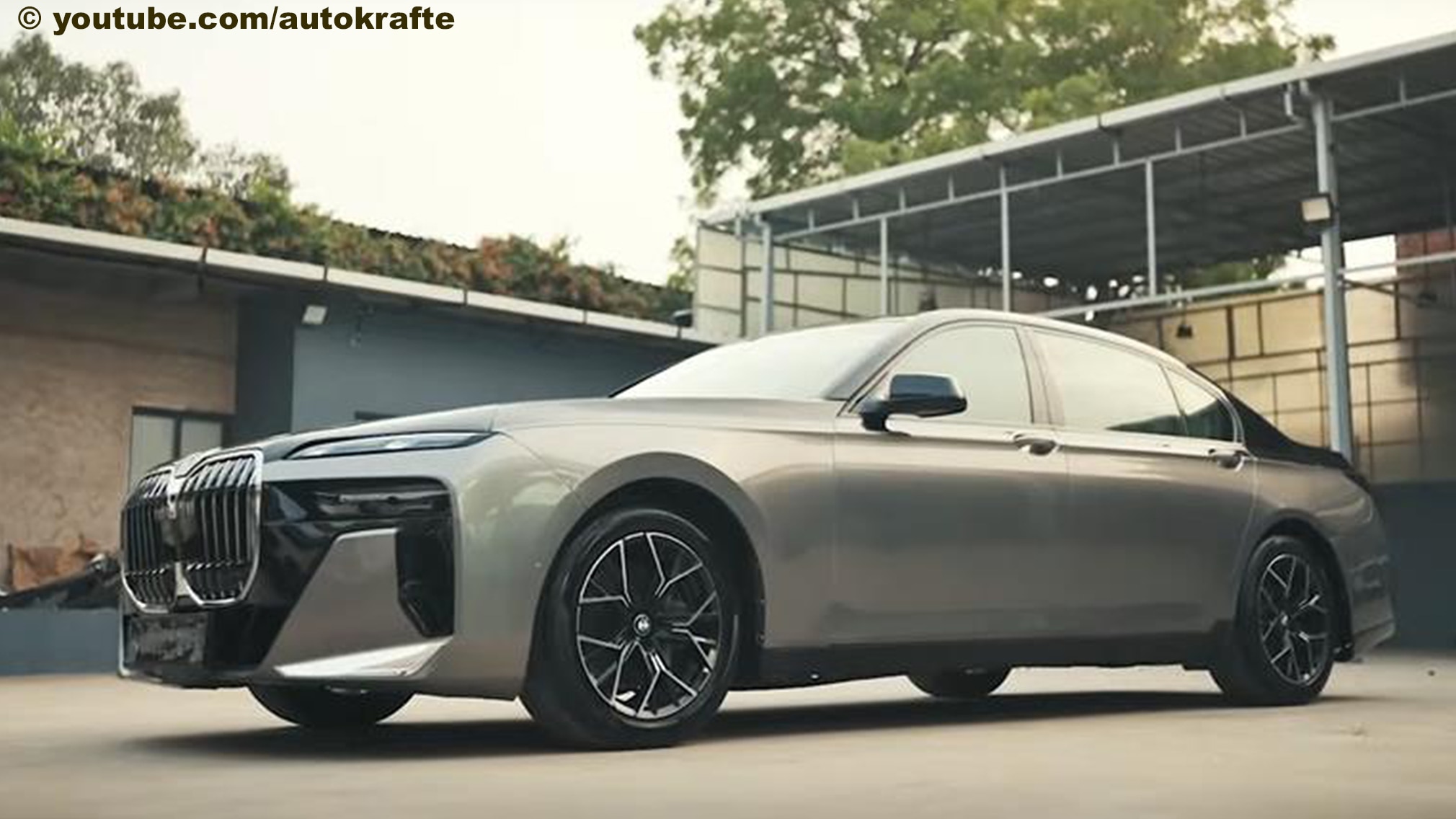 Verr-ckt-Dieser-BMW-7er-ist-15-Jahre-alt