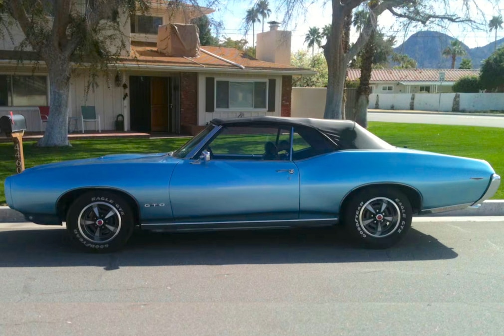 Blaues Pontiac GTO Cabrio von der Seite.
