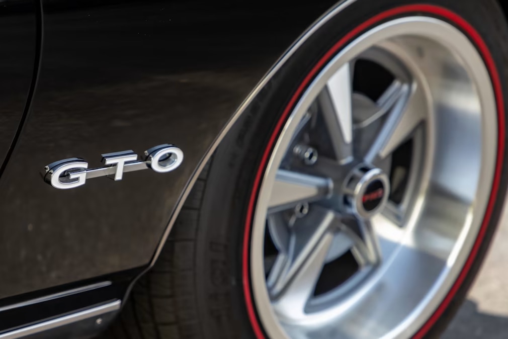 GTO-Logo auf deer Flanke hinter dem rechten Vorderrad.
