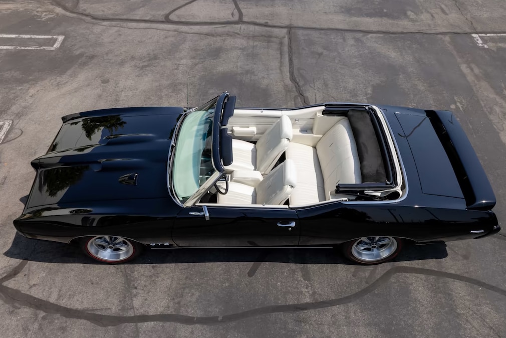 Offenes Pontiac GTO Cabrio von schräg oben