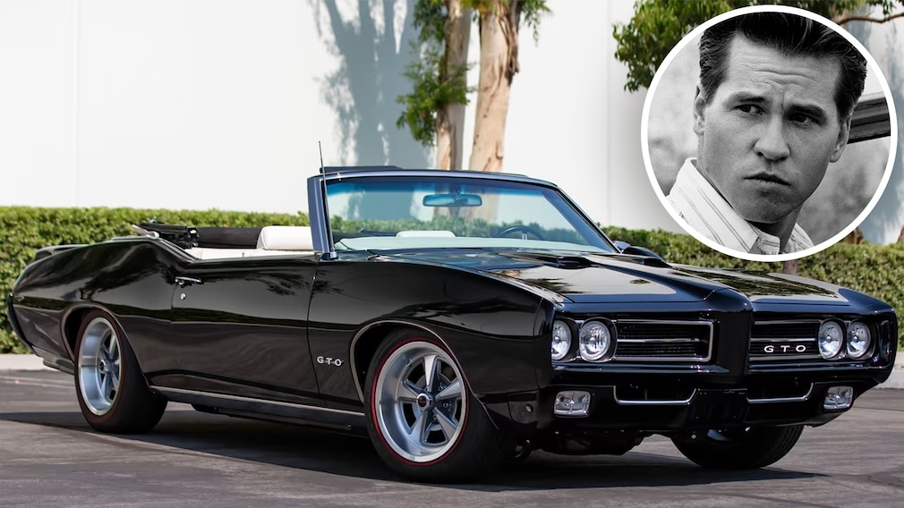 Schwarzes Pontiac GTO Cabrio von schräg vorn, dazu das Gesicht von Val Kilmer
