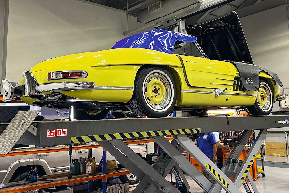 Gelber Mercedes 300 SL auf einer Hebebühne