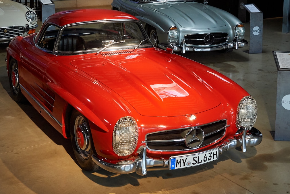 Roter Mercedes 300 SL Roadster.