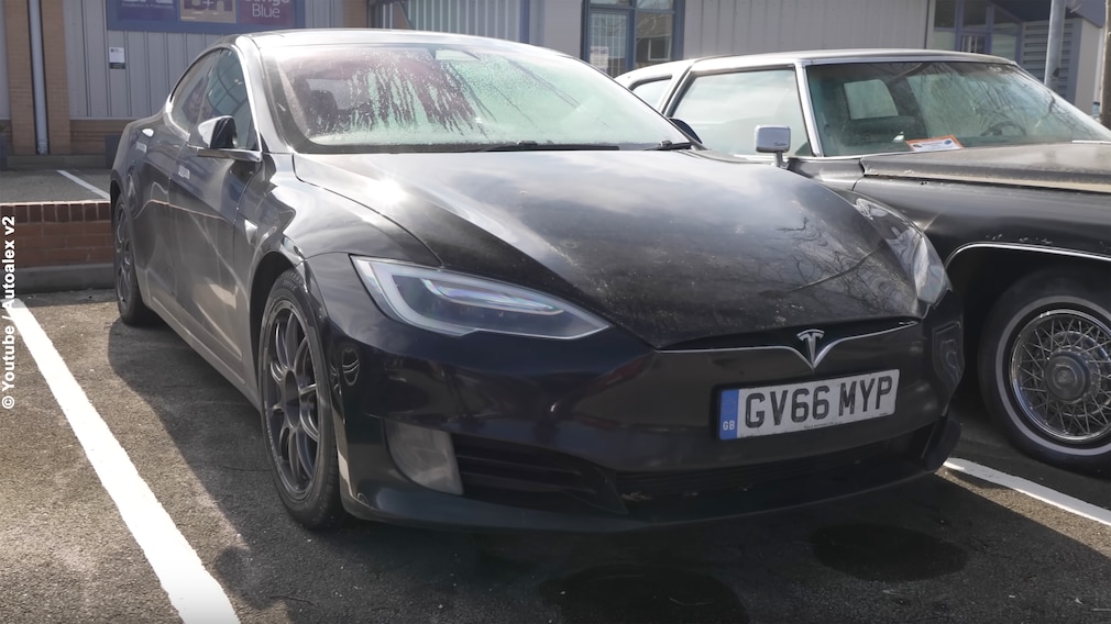 Tesla Model S auf einem Parkplatz