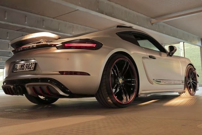 Cayman von schräg hinten