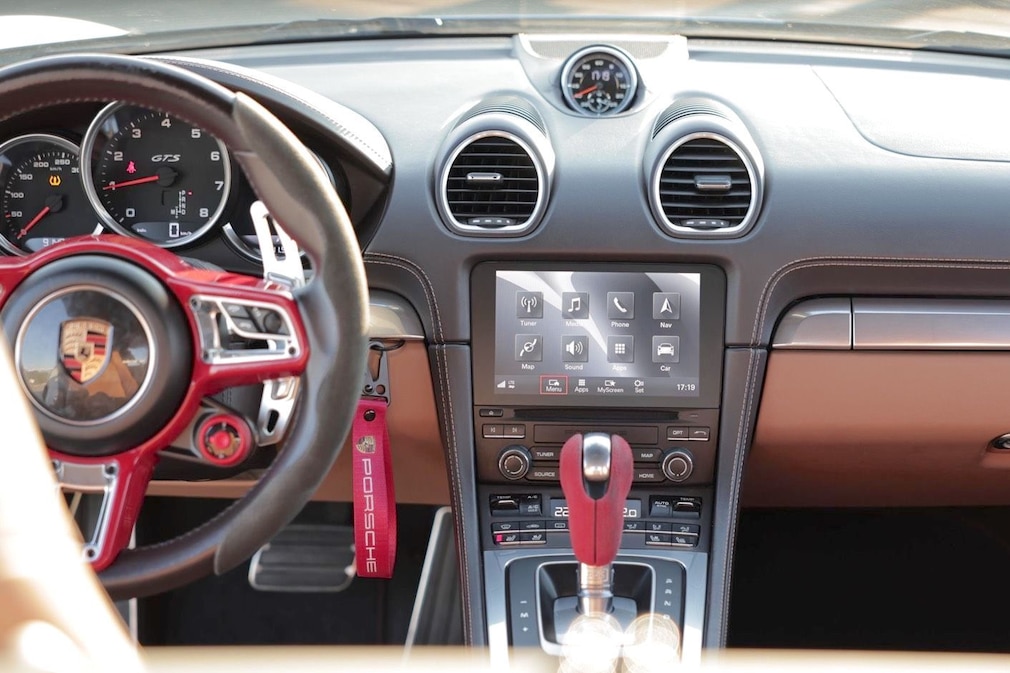 Cockpit mit zentralem Bildschirm