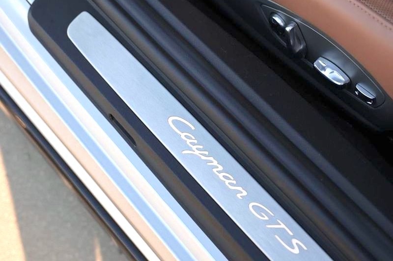 Einstiegsleiste mit Schriftzug "Cayman GTS"