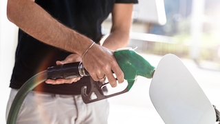 Ein Mann Tankt sein Auto an einer Zapfsäule an einer Tankstelle - Symbolbild Tanken