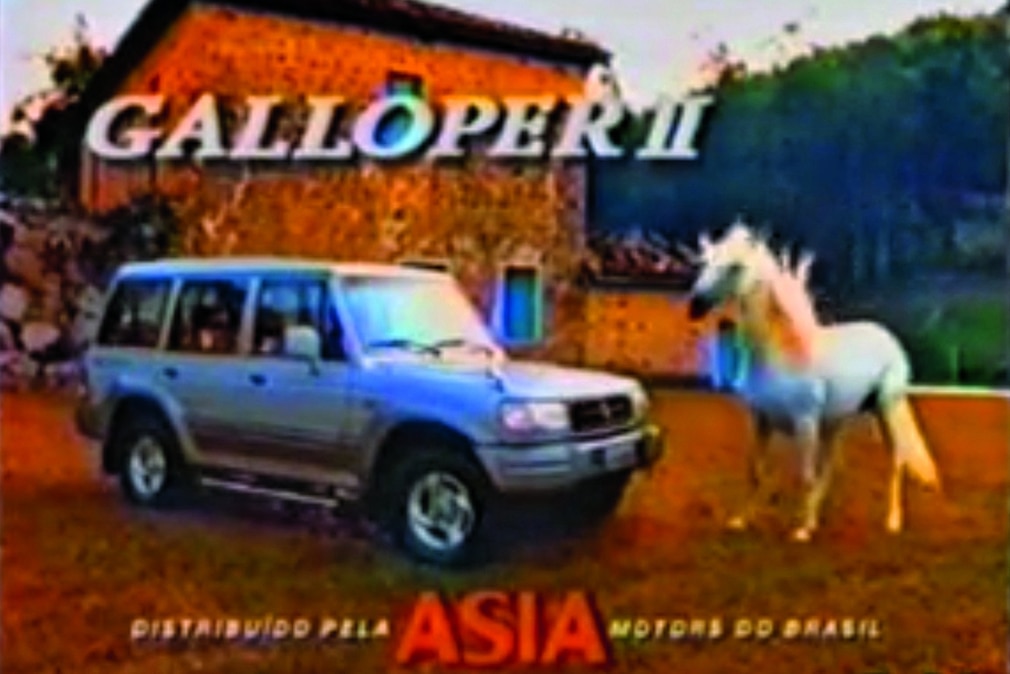 Fernsehwerbung, die den Hyundai Galloper II neben einem Pferd zeigt
