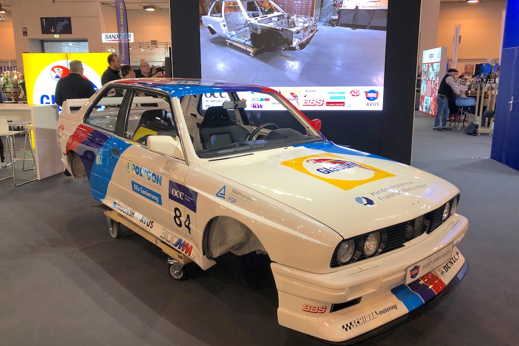 BMW Dreier E30 im Look des M3, auf der Beifahrerseite noch ohne Räder