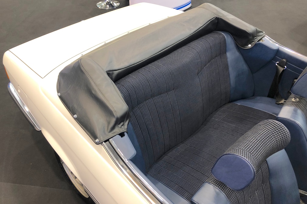 Rücksitzbank des BMW 3er (E21) Karmann-Cabrio bei offenem Verdeck