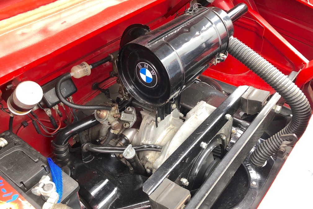Zweizylinder-Boxermotor des BMW 700 in Heck des Autos