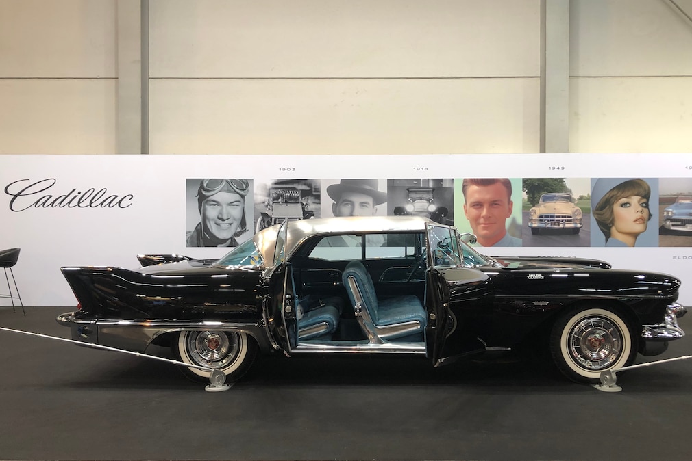 Cadillac Eldorado Brougham von der Seite, die vorderen Türen öffnen nach hinten, die hinteren nach vorn