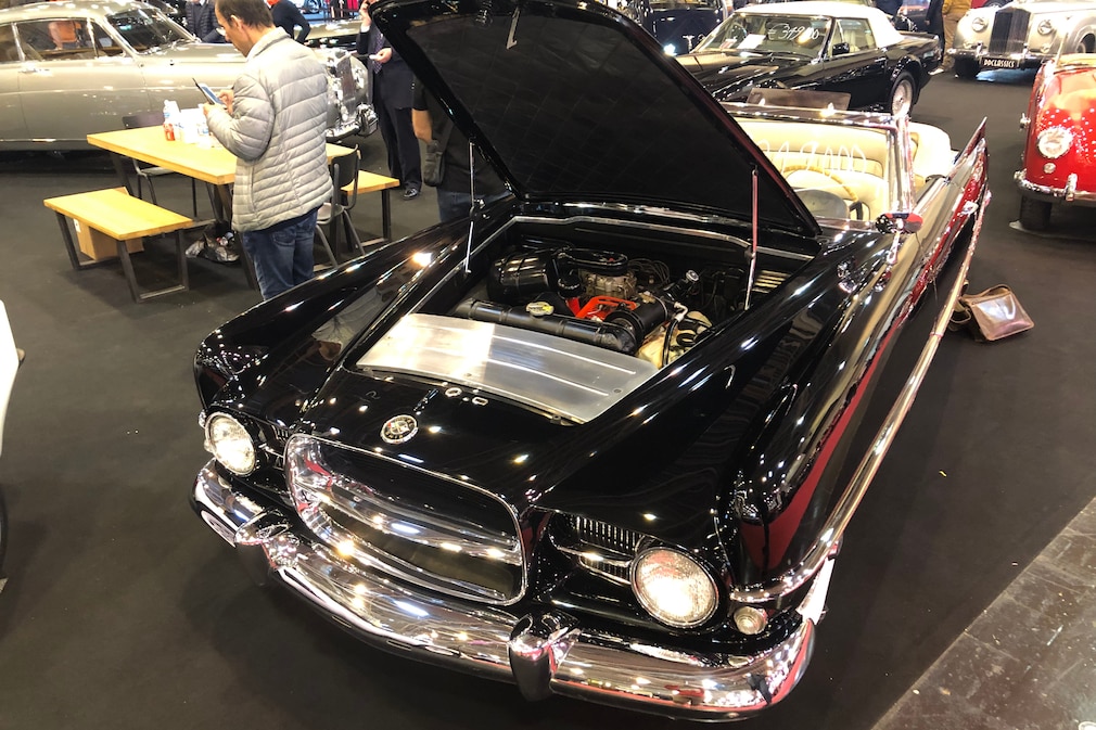 Dual-Ghia mit offener Motorhaube