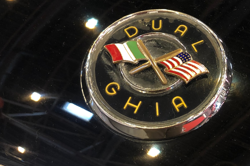Logo von Dual-Ghia, italienische und US-Flagge gekreuzt