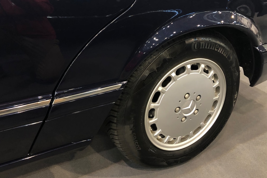 Mercedes 500 SEL als viertüriges Cabrio, großer Abstand zwischen dem Ende der hinteren Tür und dem Radlauf