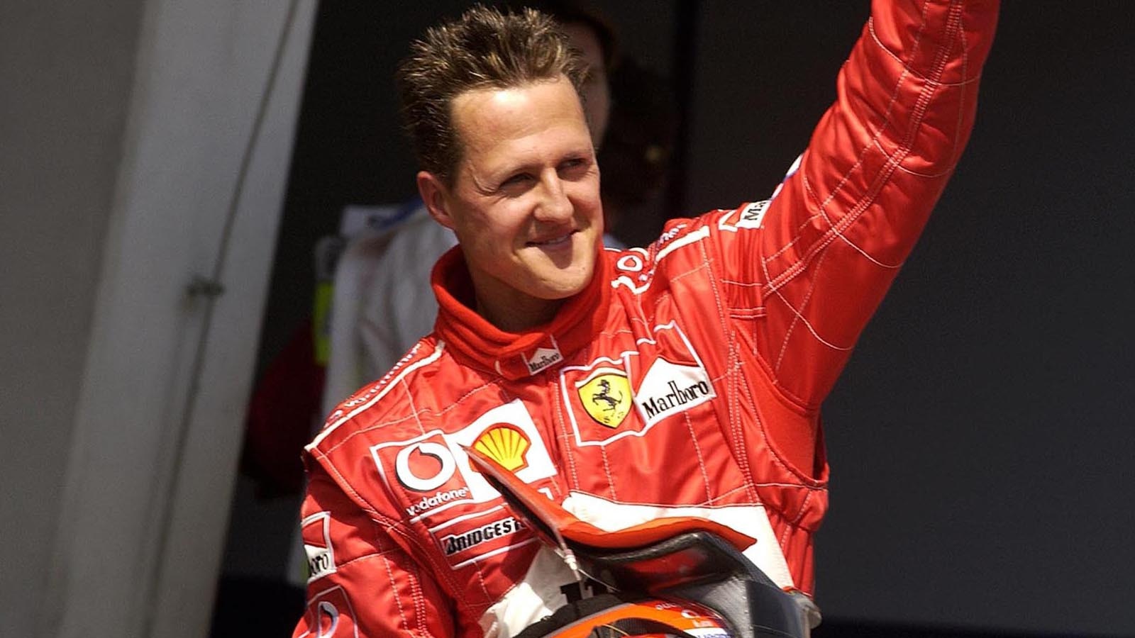 Michael Schumacher unterschreibt besonderen Helm - AUTO BILD
