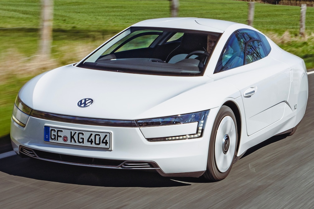 Ein-Liter-Auto VW XL1 fahrend schräg von vorn