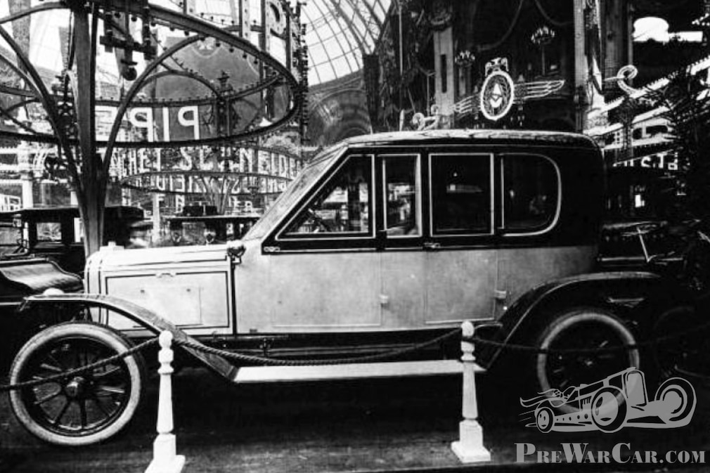 Foto eines Automobils auf einer Messe der Kaiserzeit mit schräger statt wie üblich senkrechter Frontscheibe