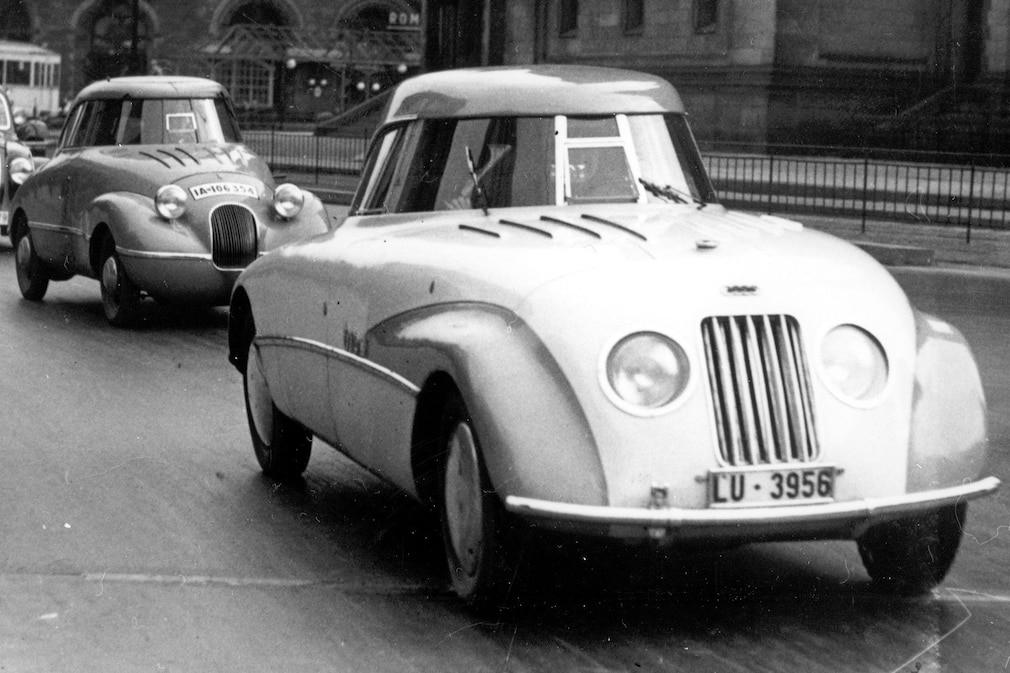 Schmaler Audi mit heller Stromlinien-Limousine, 1930er-Jahre