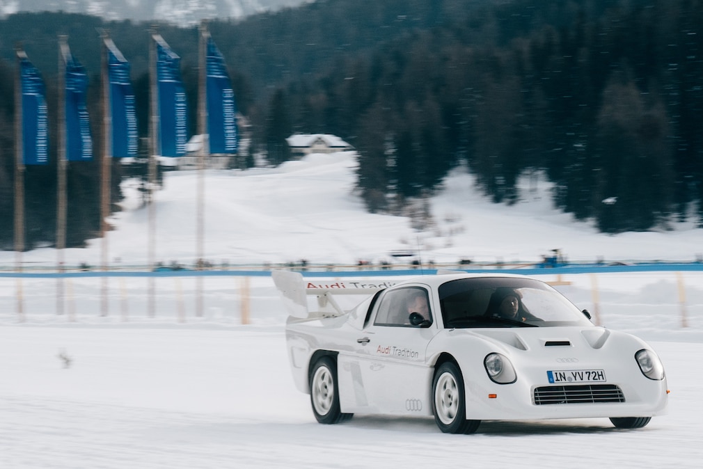 Audi quattro Gruppe S fahrend auf Schnee, schräg von vorn