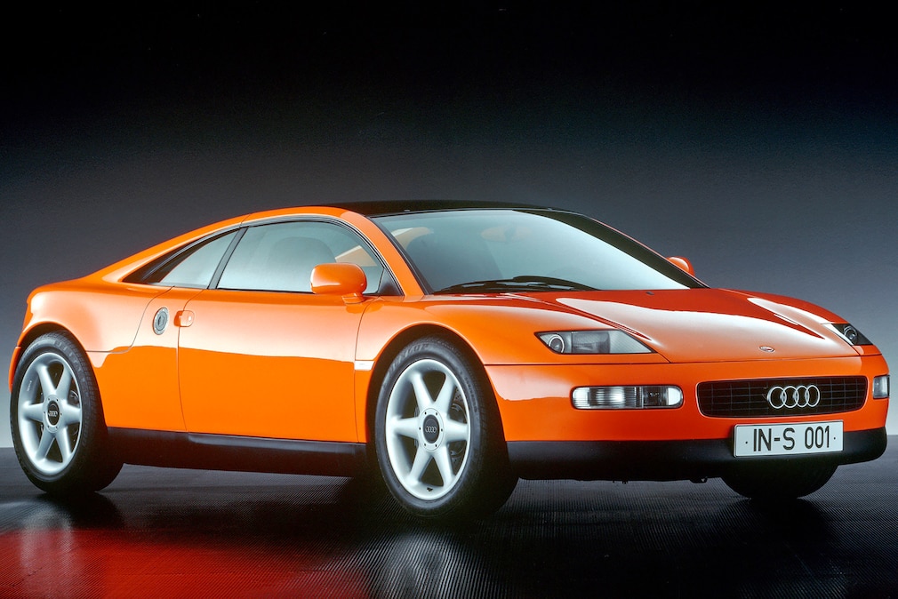 Audi quattro Spyder in orange schräg von vorn