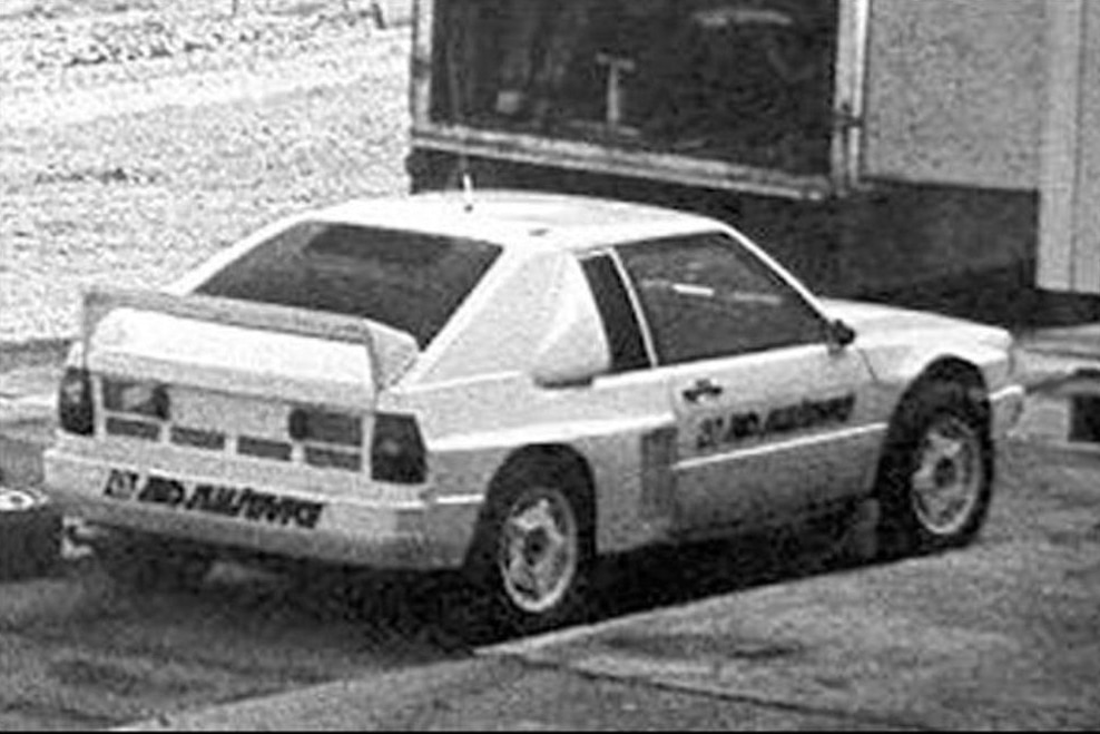 Rallyeauto im Stil des Audi Sport Quattro S1, fotografiert von schräg hinten oben, grobkörniges Schwarzweißfoto
