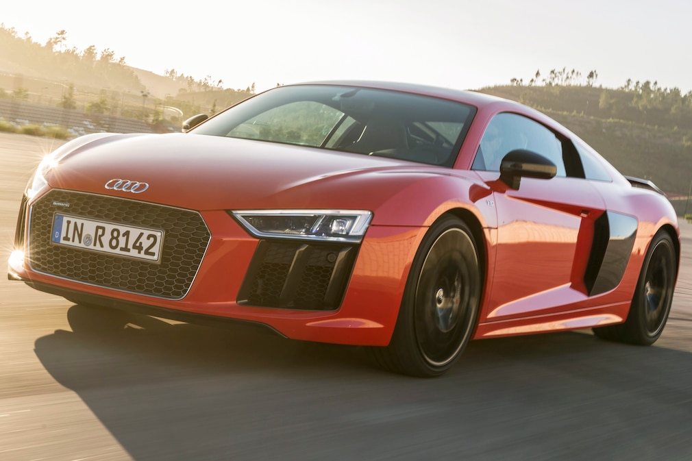 Roter Audi R8, fahrend von schräg vorn