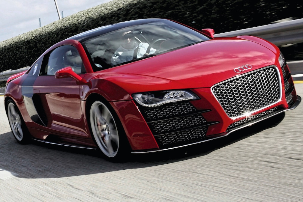 Roter Audi R8 mit verchromten Wabenkühlergrill und mehr Chromschmuck, fahrend schräg von vorn