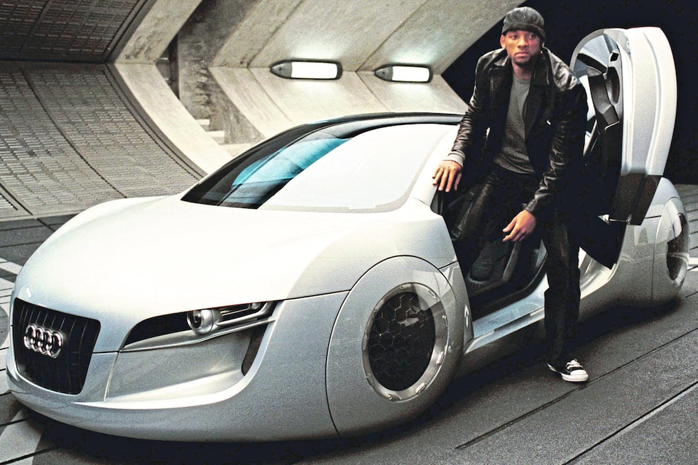 Schauspieler Will Smith an der offenen Scherentür eines futuristischen Science-Fiction-Autos im R8-Stil