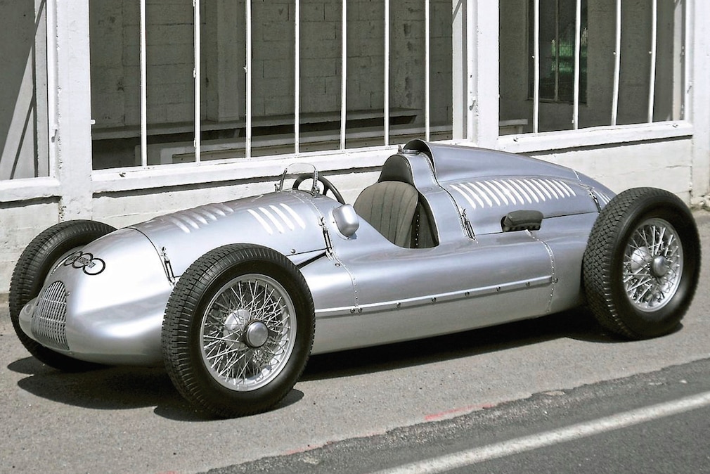 Silberpfeil-Rennwagen der Auto Union in einer Boxengasse, Farbfoto