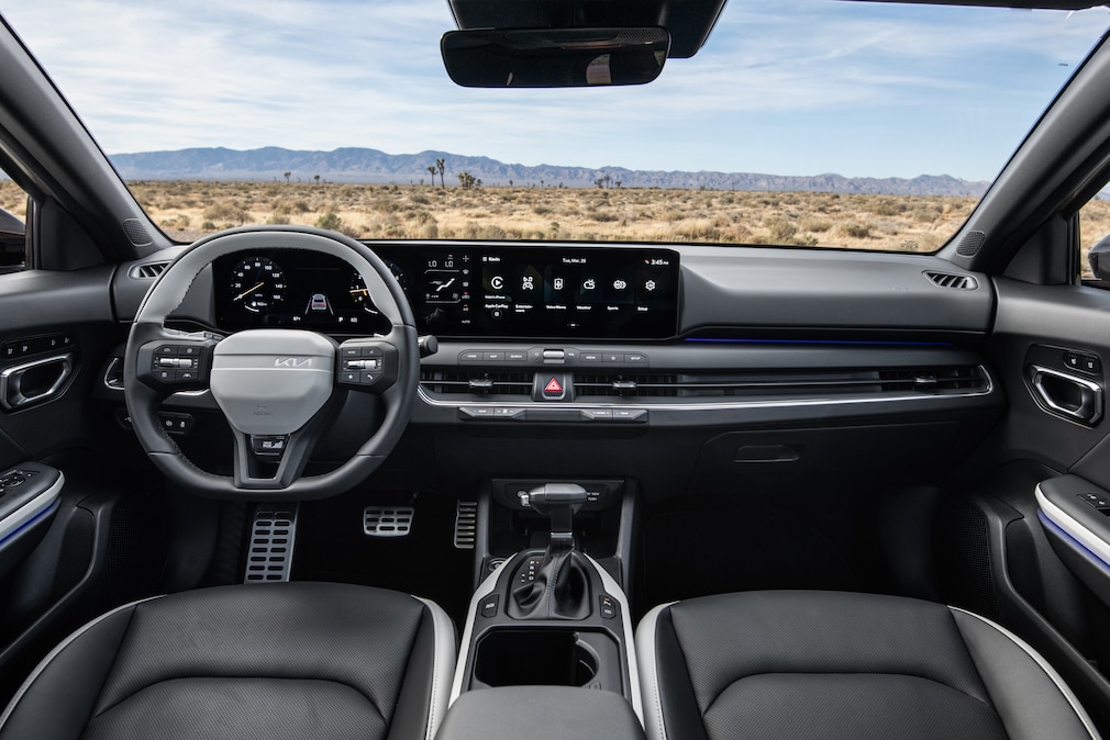 Der Innenraum des Kia K4 Hatchback mit 30-Zoll-Display.