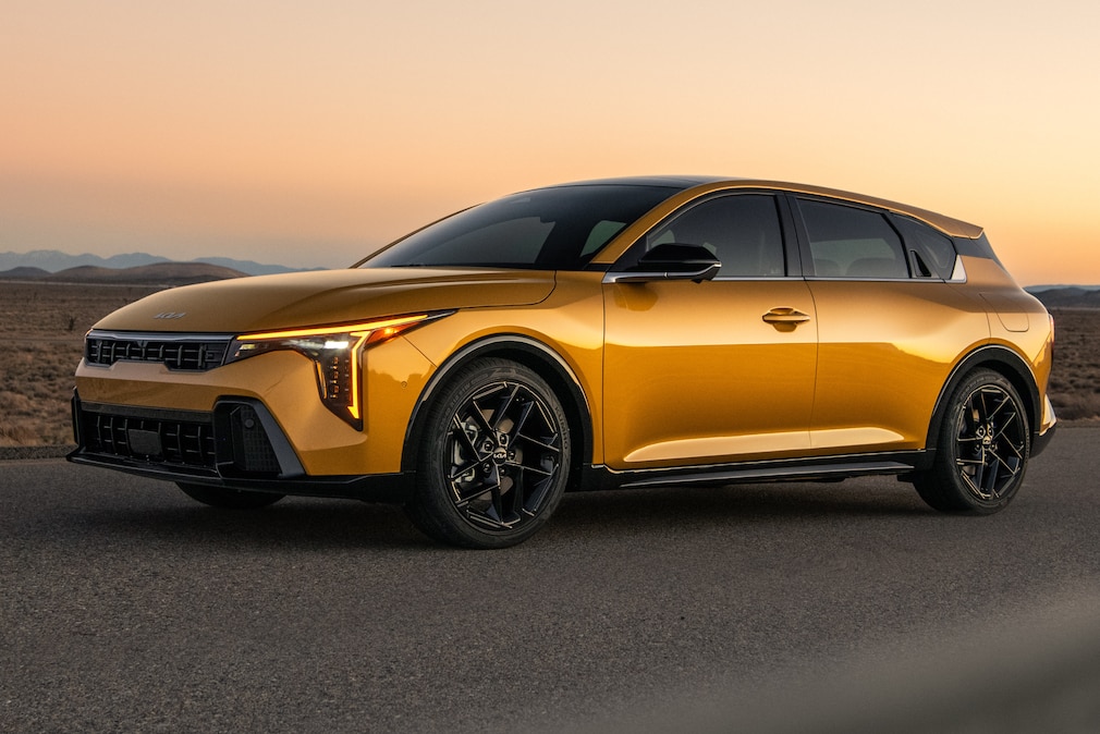 Kia K4 Hatchback stehend auf der Straße, fotografiert von schräg-vorn.