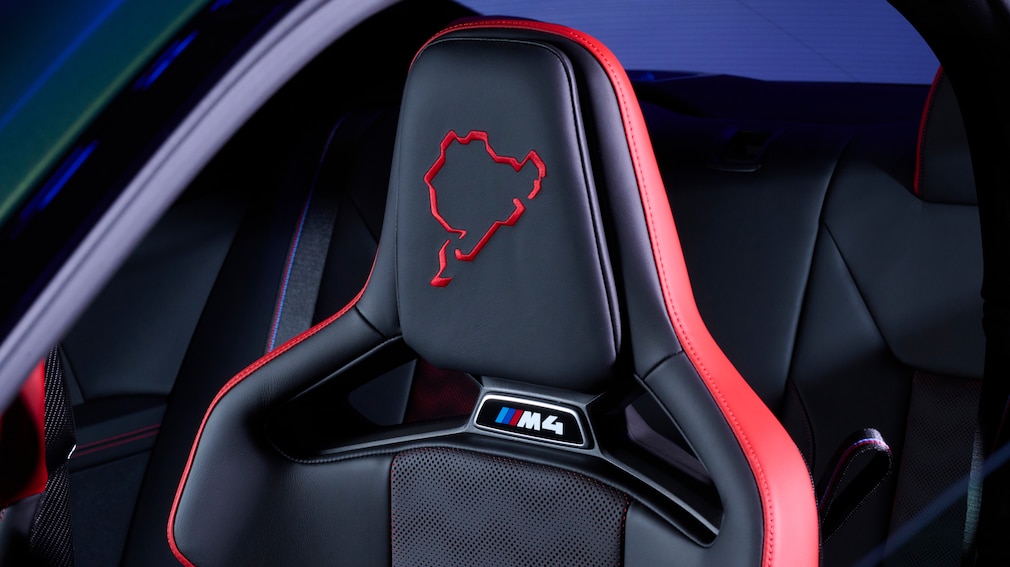 Die Kopfstütze mit Nordschleifen-Verlauf des BMW M4 Edition Nürburgring.
