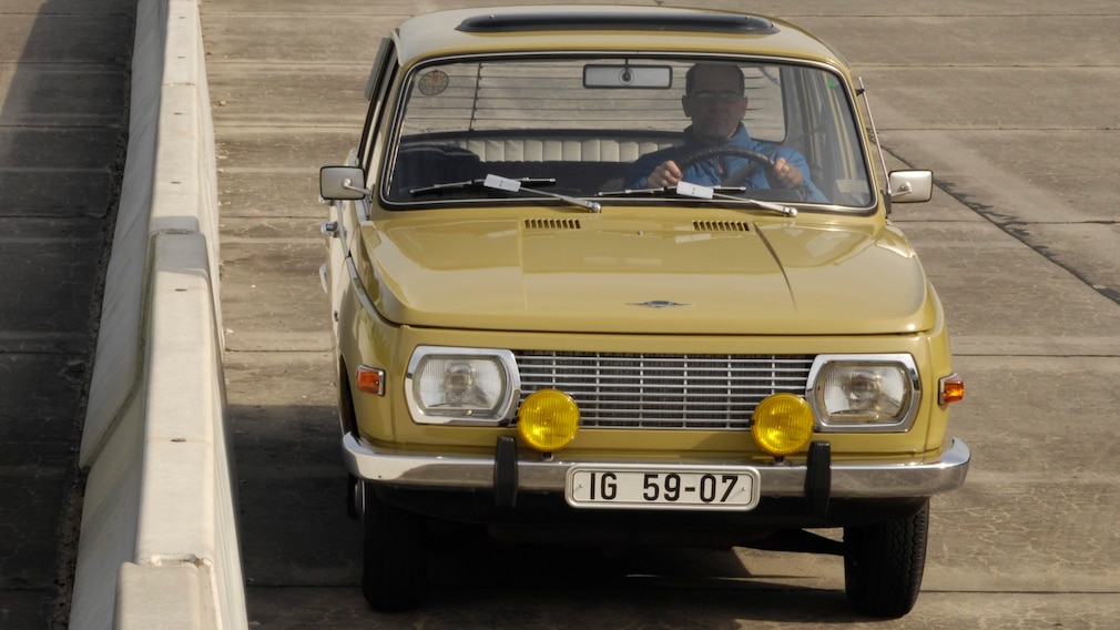 Wartburg 353 in Erbsensuppengrün von vorn
