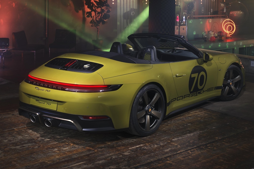 Das Heck des Porsche 911 "Spirit 70" mit geöffnetem Verdeck.