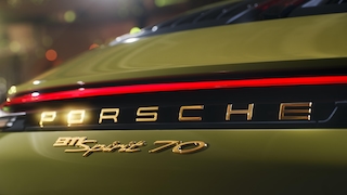 Detailaufnahme der vergoldeten Embleme am Heck des Porsche 911 "Spirit 70"