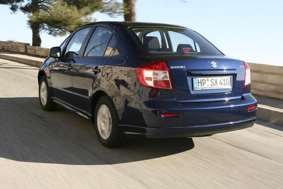 mehr Auto für weniger Geld: Die SX4-Limousine ist billiger als die SUV-Variante.