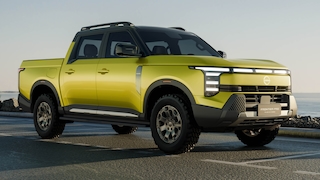 Der neue Nissan Frontier für China fahrend auf der Landstraße.