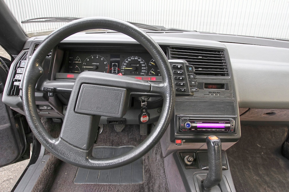 Lenkrad im Subaru XT