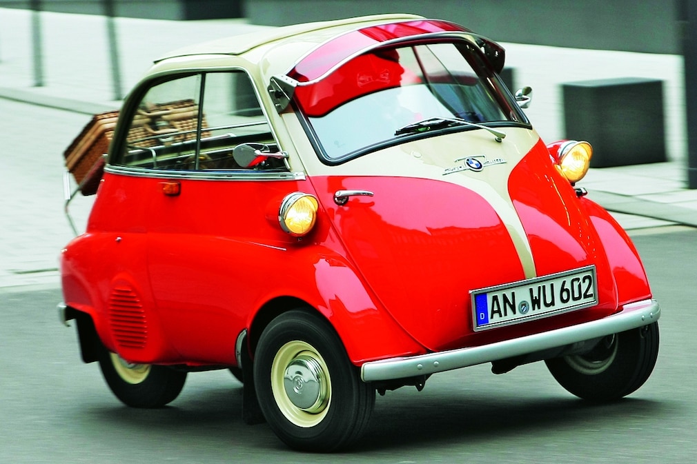 BMW Isetta fahren von schräf vorn mit normalem Kennzeichen