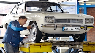 Oldtimer Ford Capri bei der Hauptuntersuchung beim TÜV