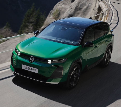 Citroen C5 Aircross fahrend in den Bergen