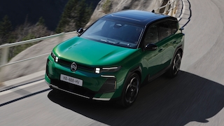 Citroen C5 Aircross fahrend in den Bergen