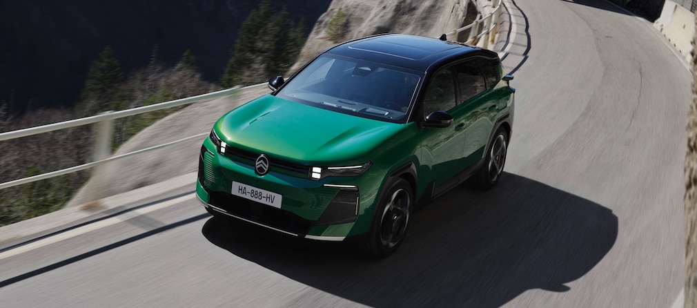 Citroen C5 Aircross fahrend in den Bergen