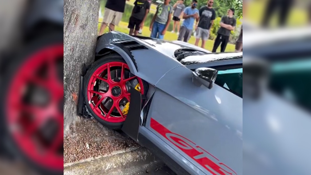 Porsche 911 GT3 RS crasht gegen Baum