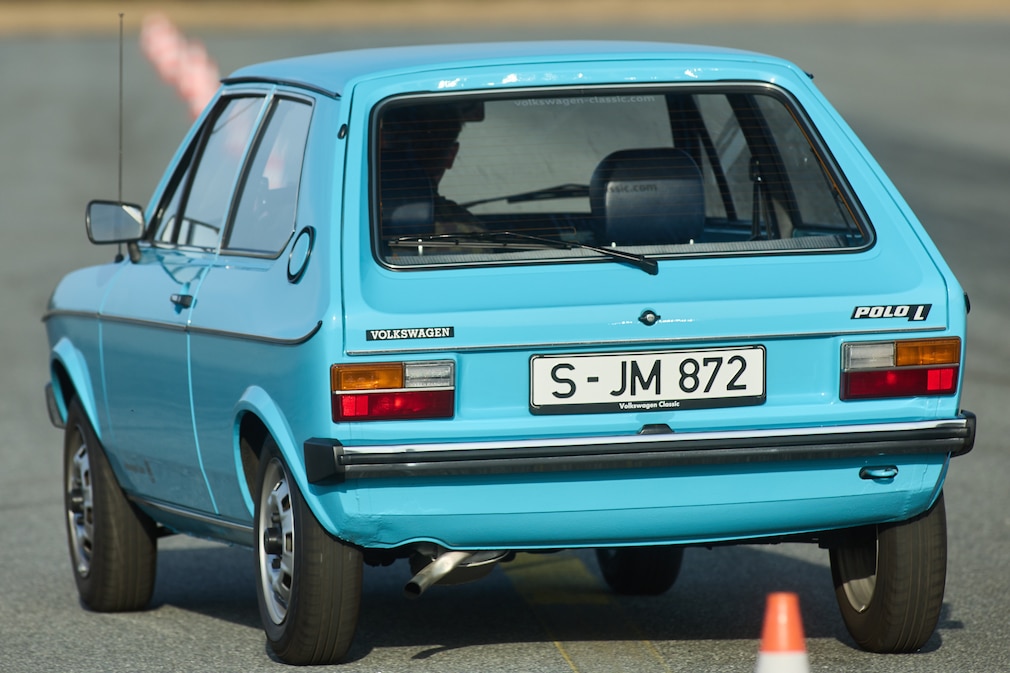VW Polo 1 fahrend von hinten